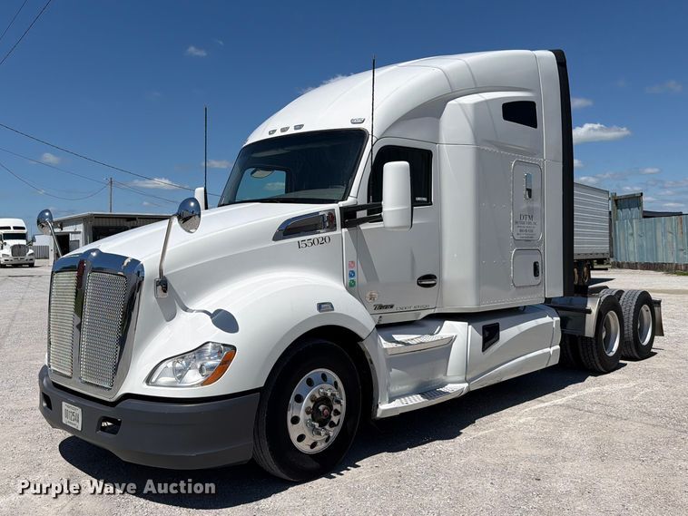 2016 Kenworth T680 semi truck - FC3152