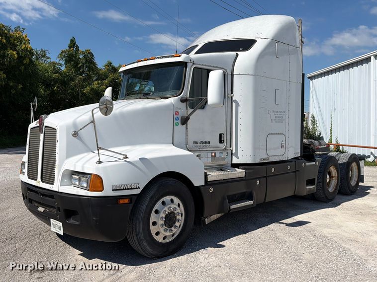 2004 Kenworth T600 semi truck - FC3156