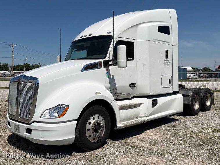 2017 Kenworth T680 semi truck - FC3183