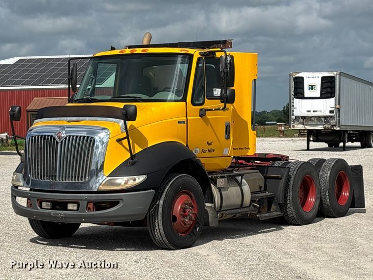 2012 International 8600 semi truck - FG0460