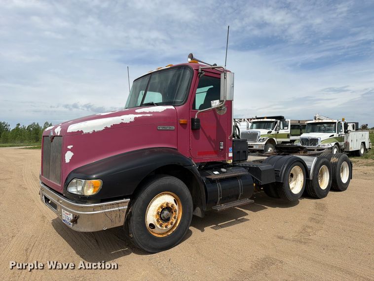 2001 International 9100i semi truck - FK0233