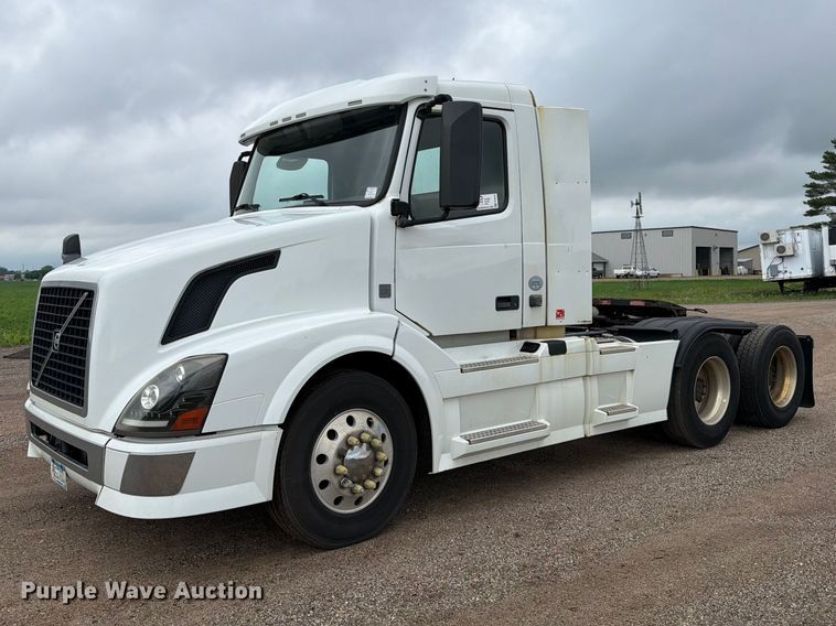 2014 Volvo VNL semi truck - FK0246