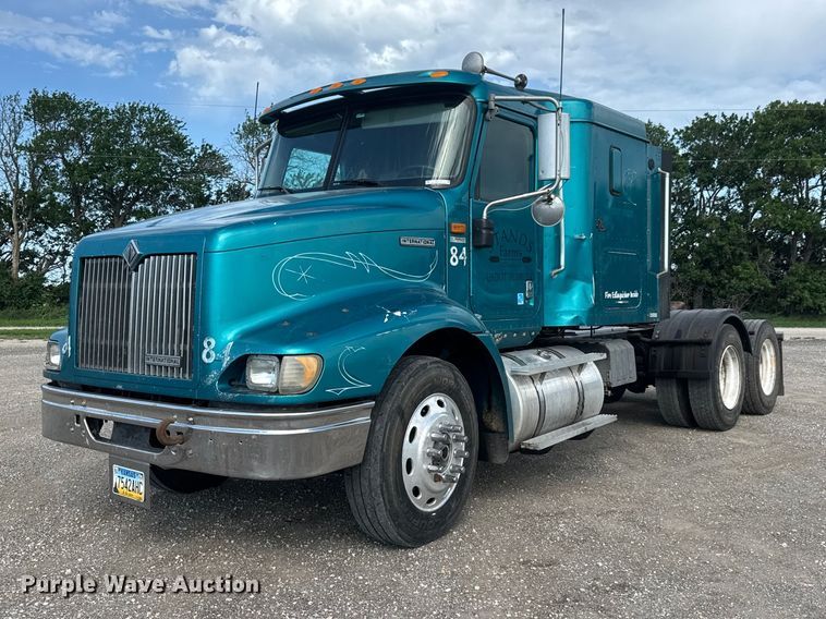 2000 International 9200i semi truck - NA9512