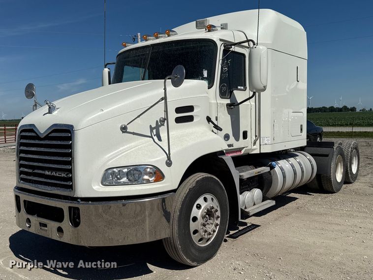 2015 Mack CXU semi truck - OE9604