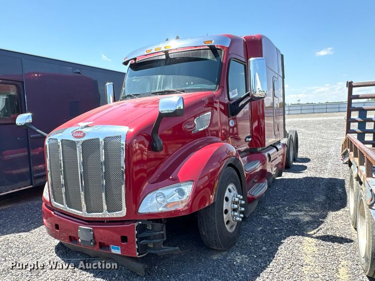 2018 Peterbilt 579 semi truck - YA2540