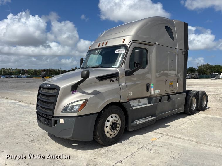 2020 Freightliner Cascadia semi truck - YA3403