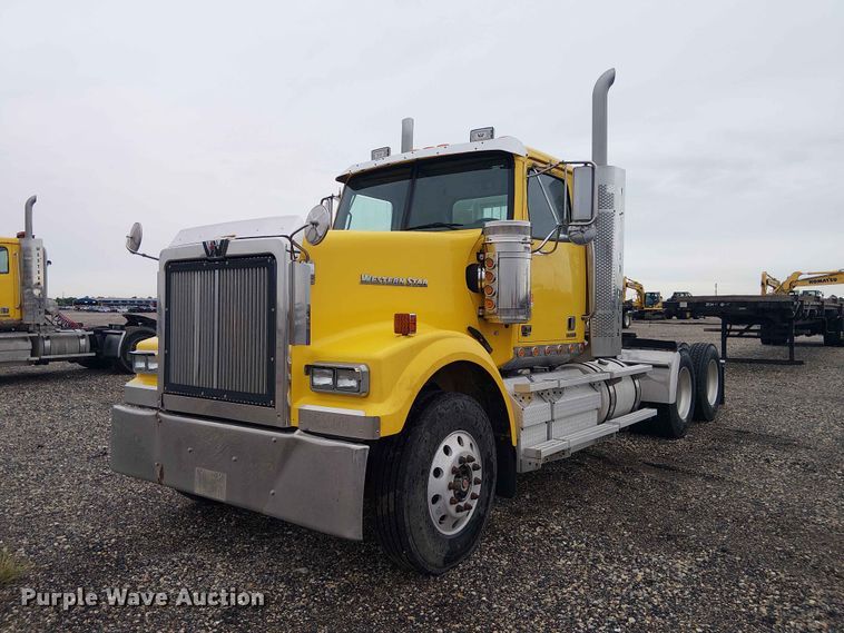 2015 Western Star 4900 semi truck - YA3567
