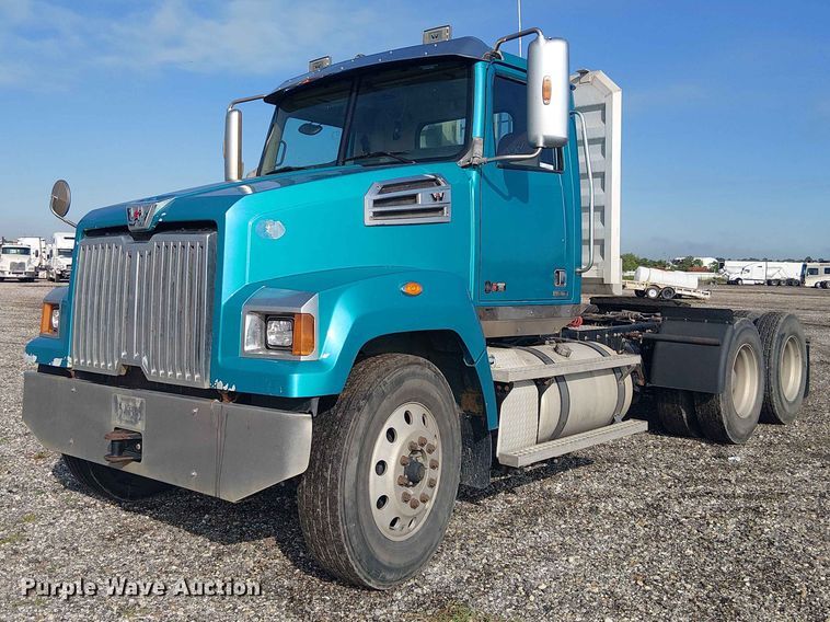 2020 Western Star 4700 semi truck - YA3569