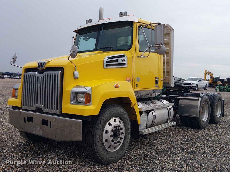 2016 Western Star 4700 semi truck - YA3572