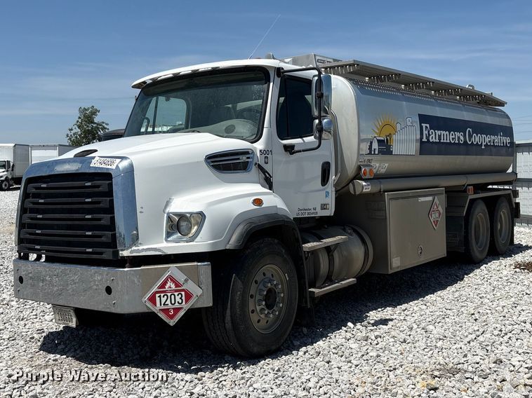 2017 Freightliner 114SD fuel truck - YA3627