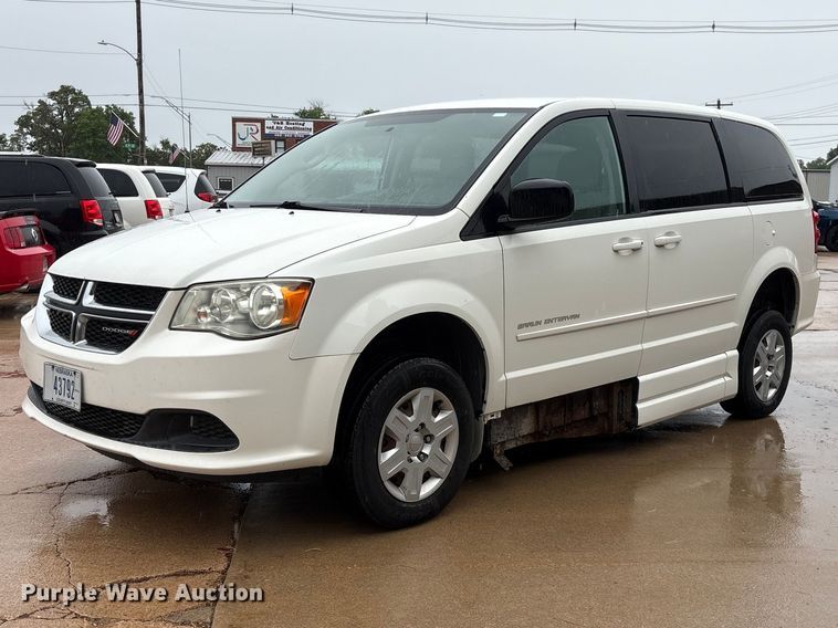 2012 Dodge Grand Caravan handicap accessible van - DO5238