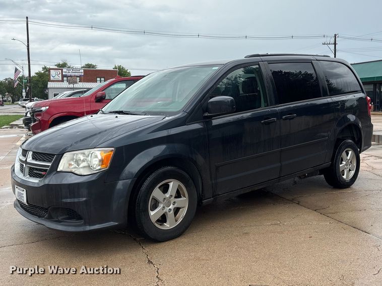 2013 Dodge Grand Caravan handicap accessible van - DO5239