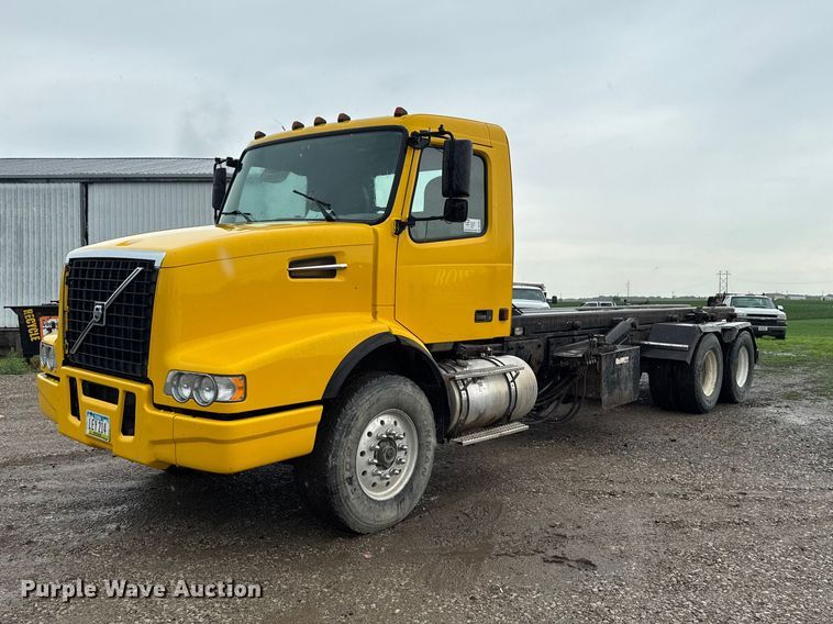 2004 Volvo VHD roll-off container truck - DV2024