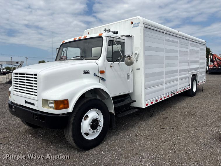 1999 International 4900 delivery truck - EG9192