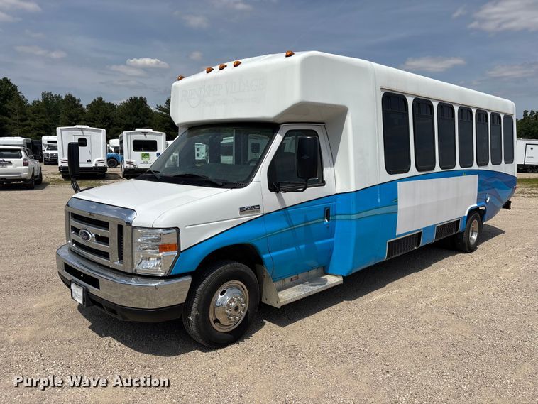 2016 Diamond Coach VIP 2800 shuttle bus - EM5119
