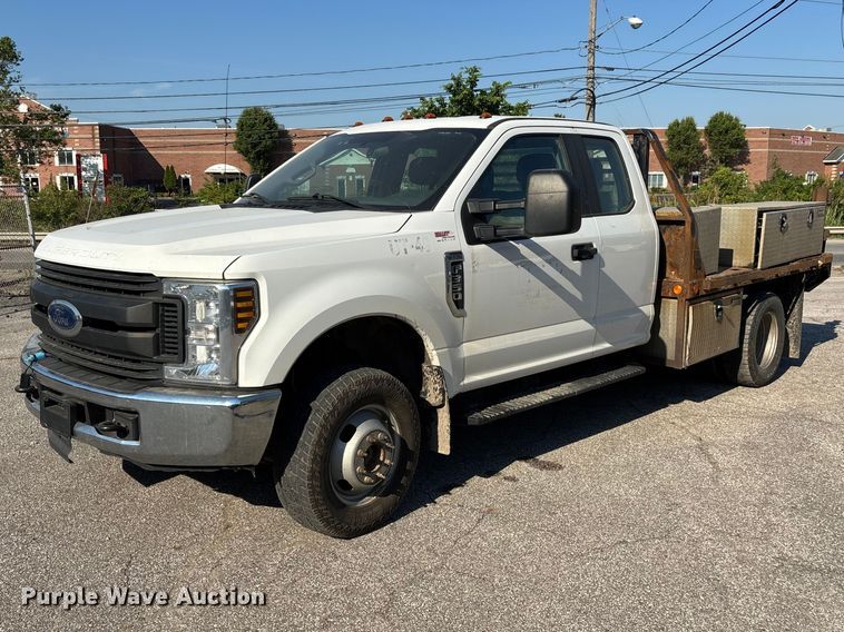 2018 Ford F350 Super Duty Ext. Cab flatbed truck - EM5122