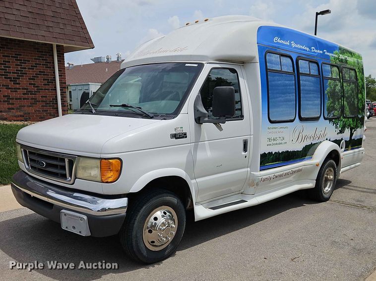 2004 Ford E350 shuttle bus - EO7437