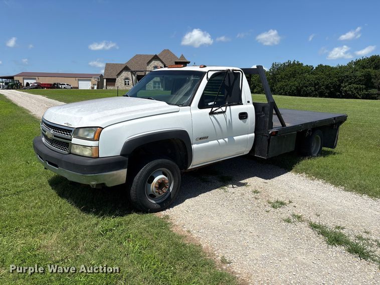 2005 Chevrolet Silverado 3500 flatbed pickup truck - EQ8009