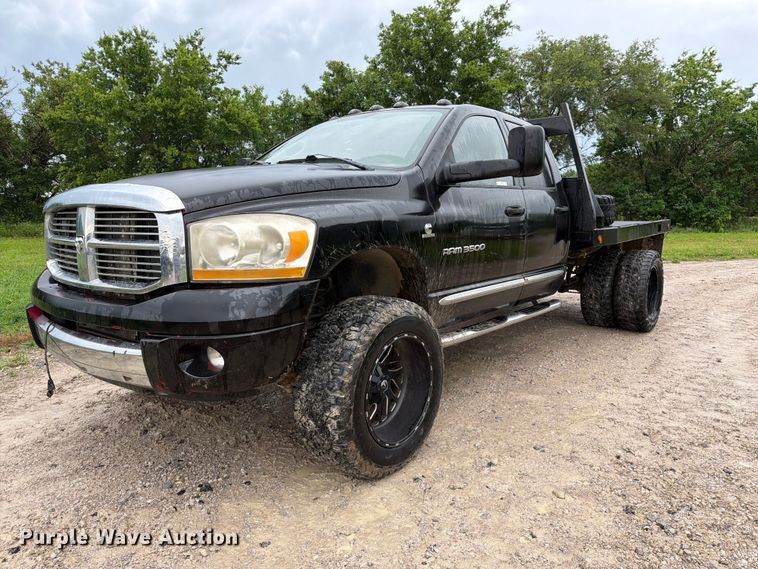 2006 Dodge Ram 3500 Ext. Cab flatbed pickup truck - EQ8039