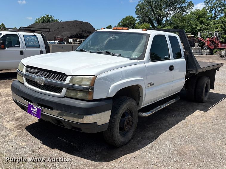 2004 Chevrolet Silverado 3500 Ext. Cab flatbed pickup truck - ER3040