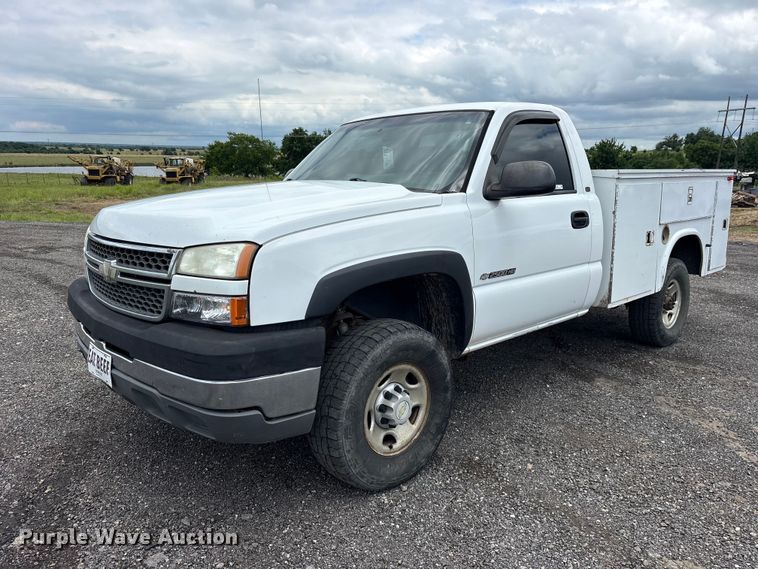 2005 Chevrolet Silverado utility bed pickup truck - ET2232