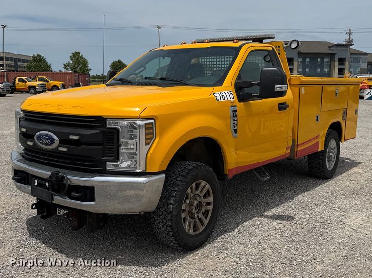 2019 Ford F350 Super Duty utility bed pickup truck - ET6359