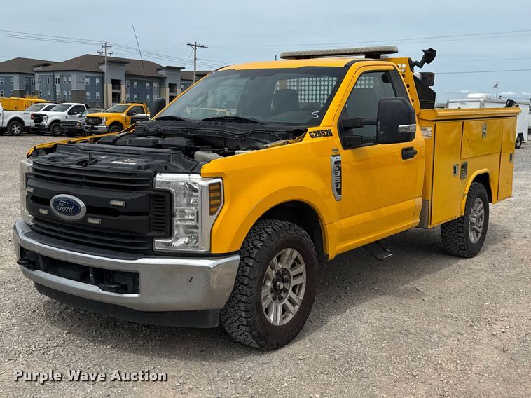 2019 Ford F350 Super Duty utility bed pickup truck - ET6362