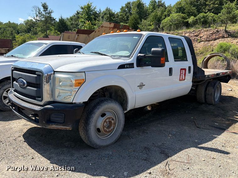 2015 Ford F350 Super Duty Crew Cab flatbed pickup truck - EW0011
