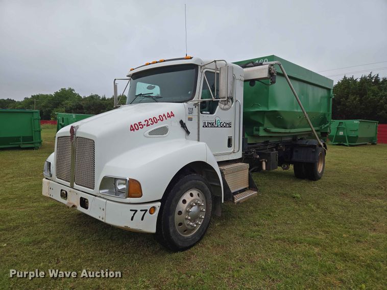 2006 Kenworth T300 hook lift truck - EW0180