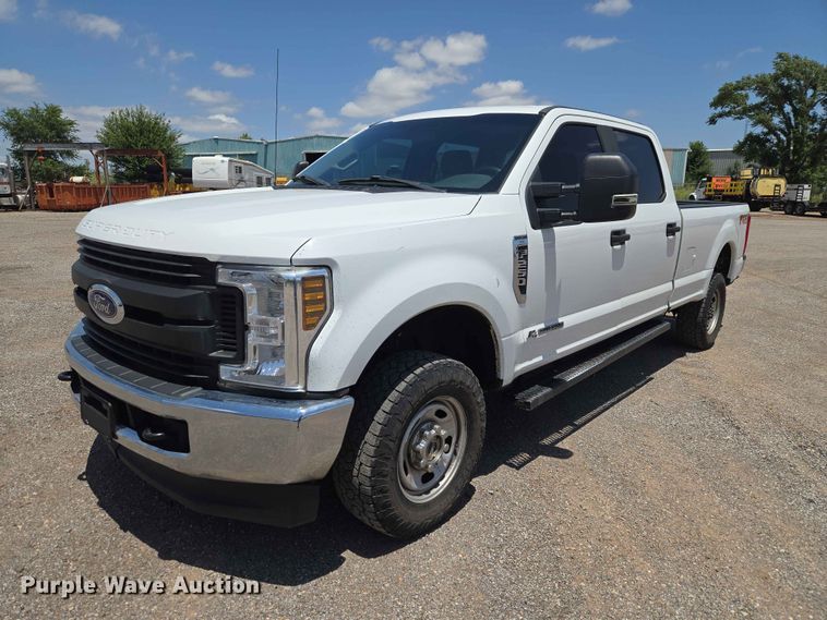 2019 Ford F250 Super Duty Crew Cab pickup truck - EW0304