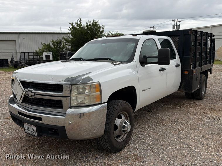 2010 Chevrolet Silverado 3500HD Crew Cab flatbed pickup truck - EW0332