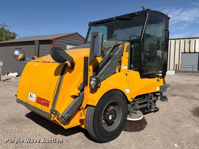 2013 Elgin Pelican street sweeper - EX0492