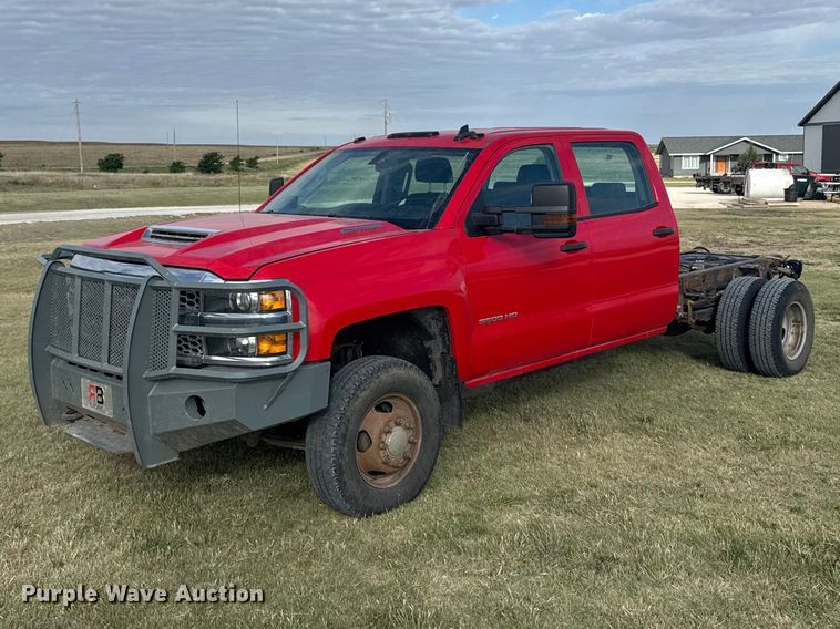 2019 Chevrolet Silverado 3500HD Crew Cab pickup truck - FB7434
