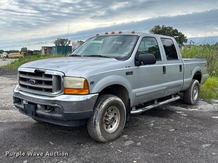 2001 Ford F250 Super Duty Crew Cab pickup truck - FC1672