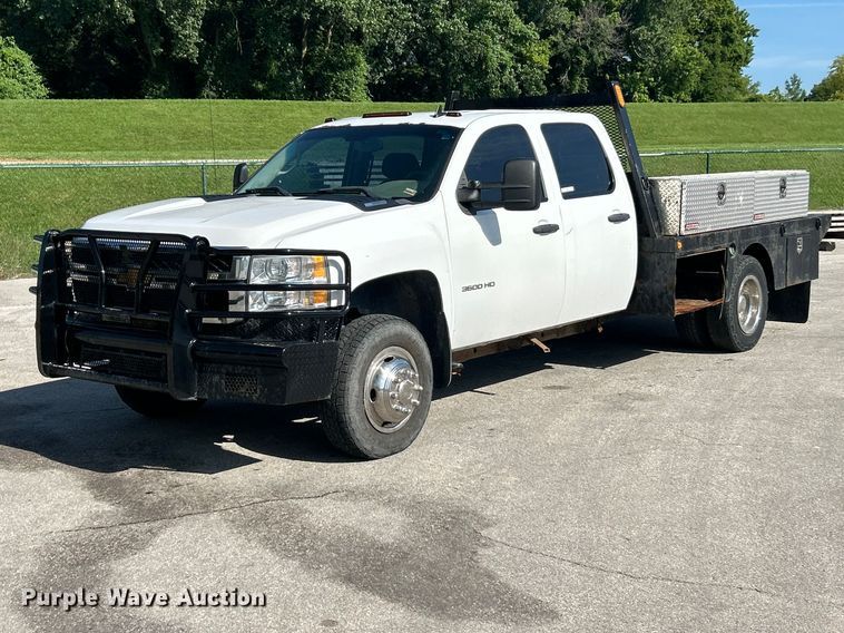 2014 Chevrolet Silverado 3500HD Crew Cab flatbed pickup truck - FC2750