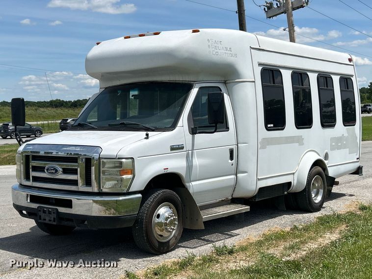 2009 Ford E350 Super Duty shuttle bus - FC2800