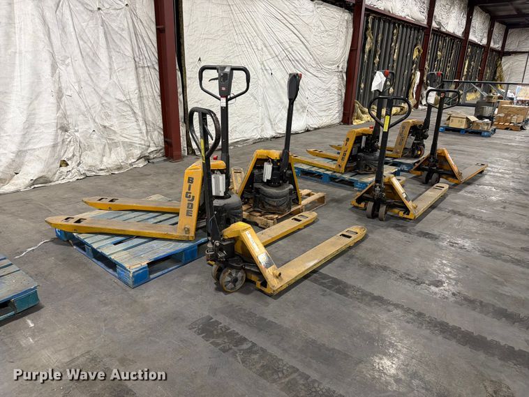 (6) pallet jacks - FC3164