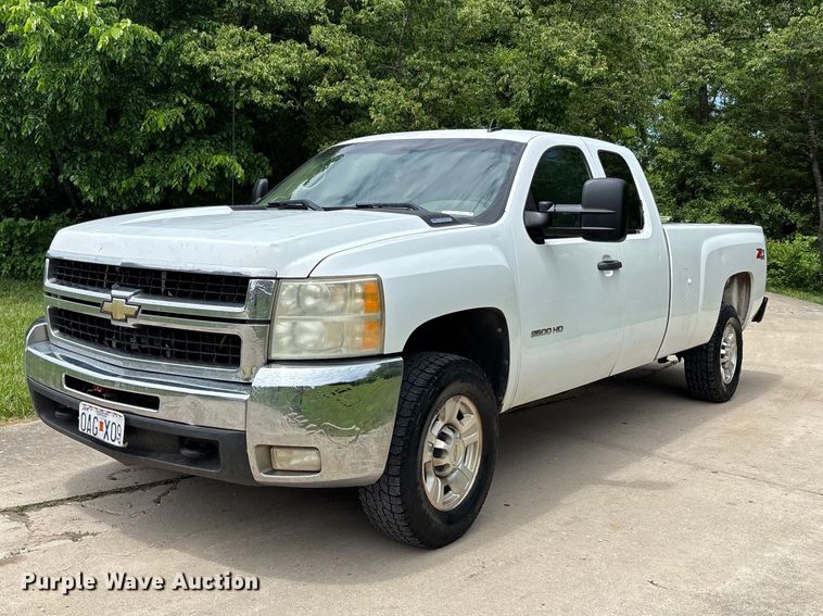2010 Chevrolet Silverado 2500HD Ext. Cab pickup truck - FC4697
