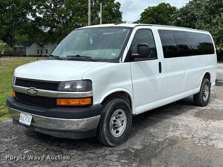 2017 Chevrolet Express LT3500 van - FC5923