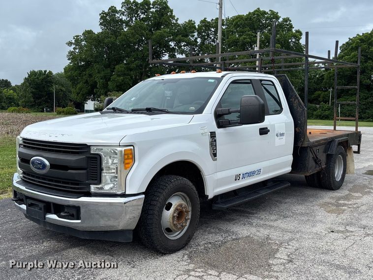 2017 Ford F350 Super Duty XL Ext. Cab flatbed pickup truck - FC5924