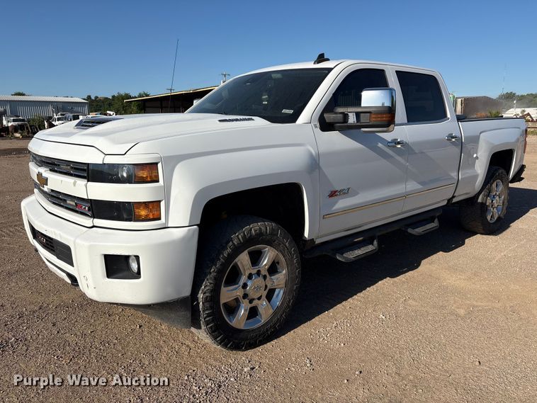 2019 Chevrolet Silverado 2500 Z71 LTZ Crew Cab pickup truck - FI0169