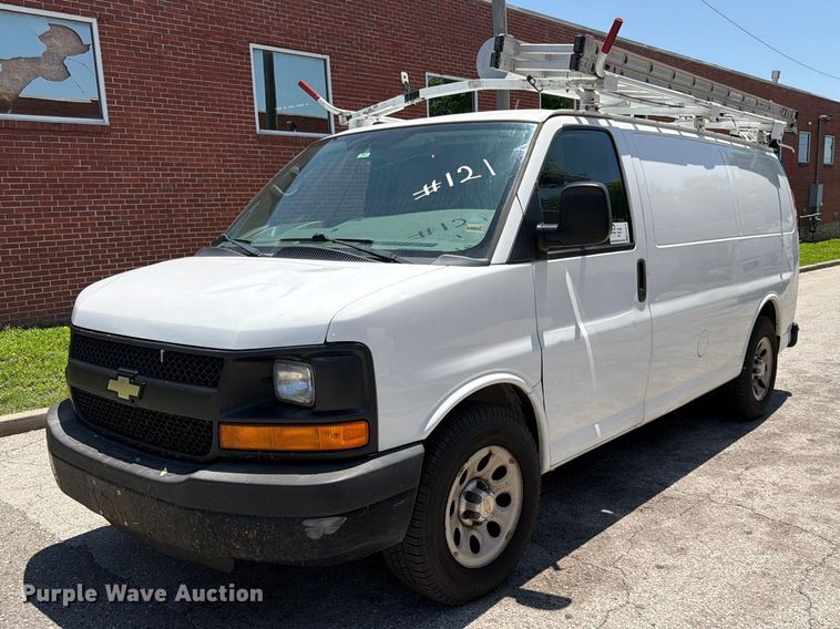 2013 Chevrolet Express 1500 van - FK3015