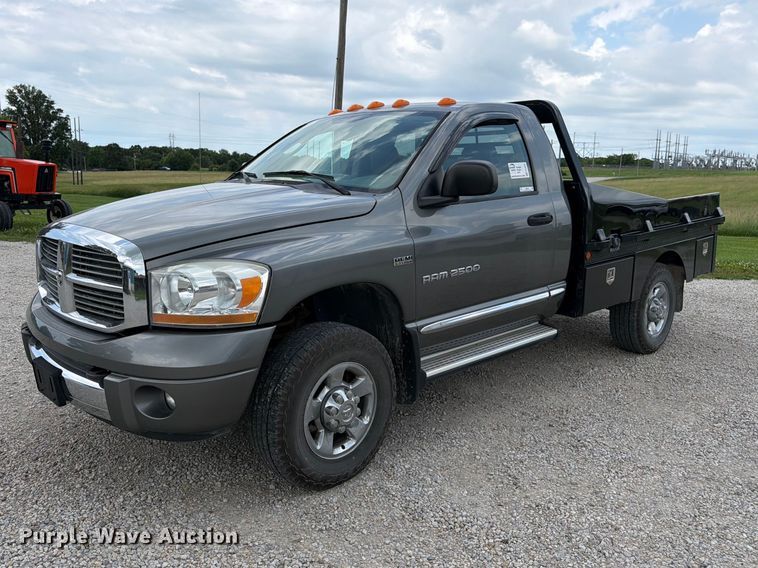 2006 Dodge Ram 2500 flatbed pickup truck - FK3031