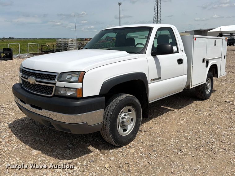 2005 Chevrolet Silverado 2500HD utility bed pickup truck - FK3040