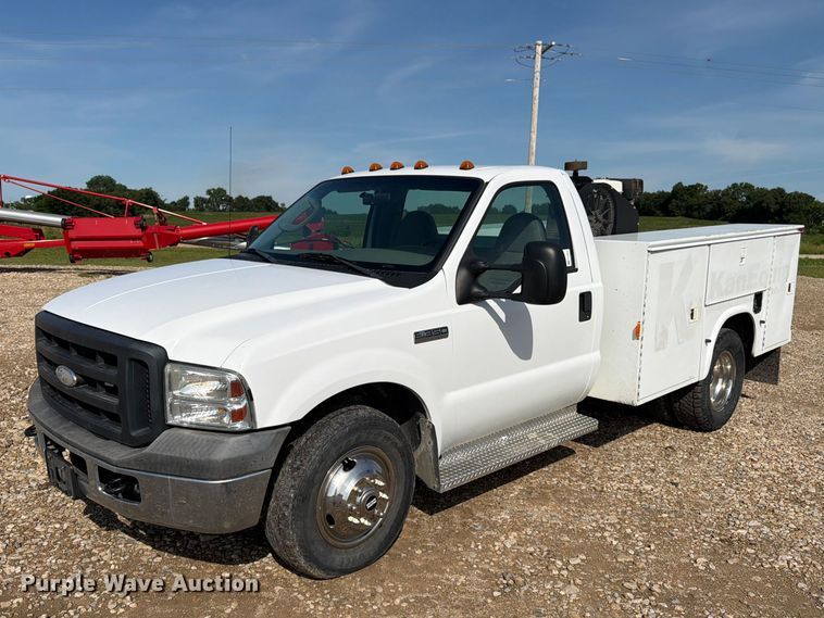 2006 Ford F350 Super Duty utility bed pickup truck - FK3043