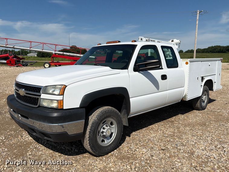 2006 Chevrolet Silverado 2500HD Ext. Cab utility bed pickup truck - FK3045