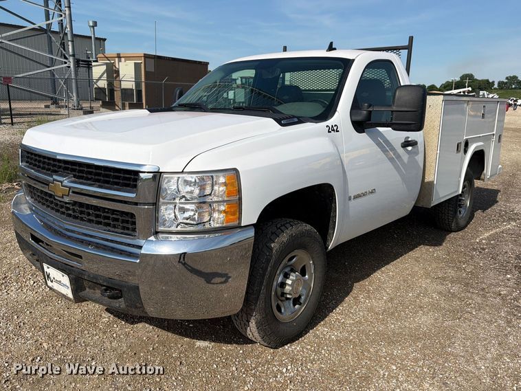 2009 Chevrolet Silverado 2500HD utility bed pickup truck - FK3047