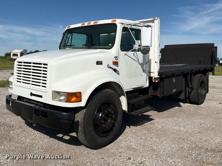2001 International 4700 flatbed truck - FK3082