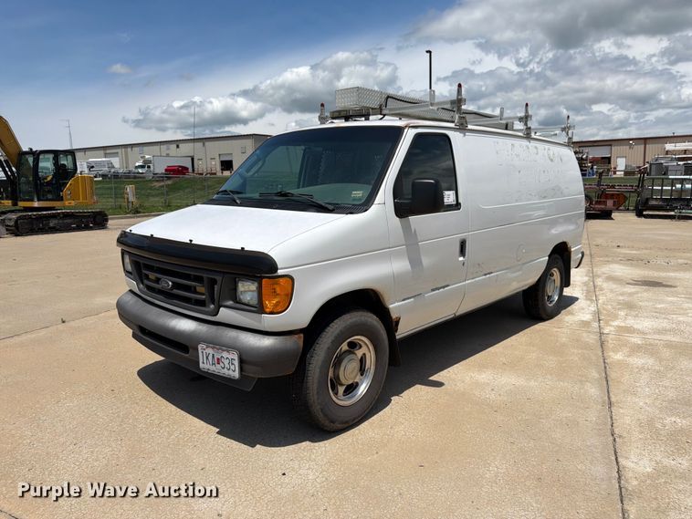 2003 Ford E250 van - FK3083