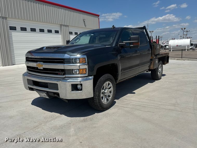 2019 Chevrolet Silverado 2500HD Crew Cab flatbed pickup truck - NJ9062
